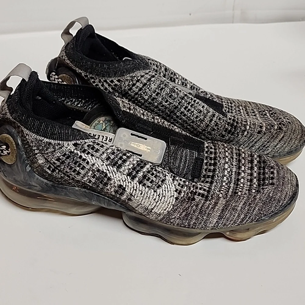 Nike Air Vapomax flyknit dark gray sz 9.5W/8M unisex 2020 shoes. Comfortable wow